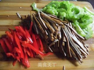 椒油苦瓜三丝的做法步骤：2