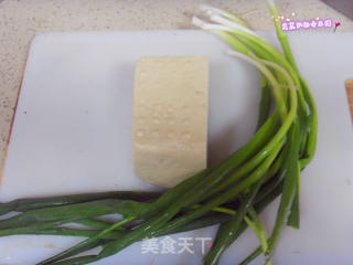 小葱拌豆腐的做法步骤：1