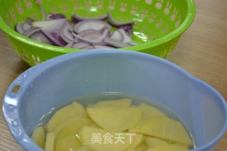 土豆青椒洋葱炒猪肉的做法步骤：2