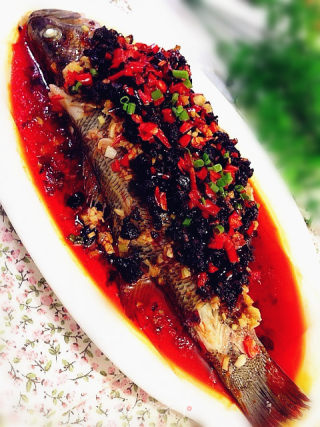 豆鼓蒸鲈鱼的做法步骤：9