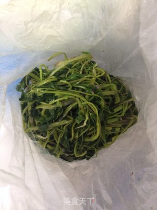大叶芹包子的做法步骤：2