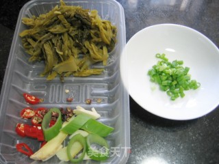 酸菜肉丝面的做法步骤：2