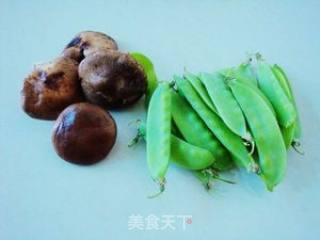 零厨艺新手的感恩菜——香菇炒荷兰豆的做法步骤：1