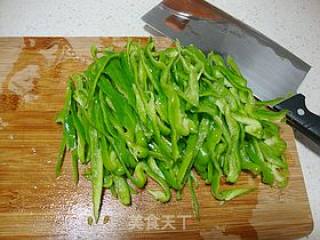 家常小炒---------【青椒炒肉丝】的做法步骤：2