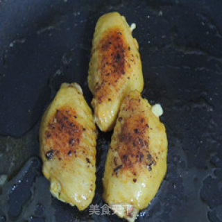 鸡翅迷们不可错过的【柠香烧鸡翅】的做法步骤：2