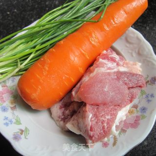 蒸红萝卜酿肉的做法步骤：1