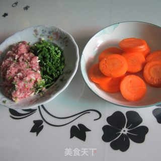 蒸红萝卜酿肉的做法步骤：2
