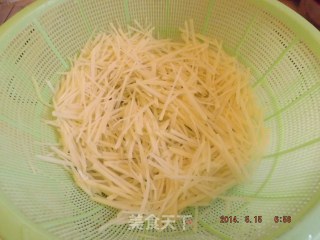 酸辣土豆丝的做法步骤：1