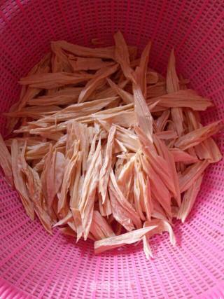 红烧肉焖腐竹的做法步骤：1