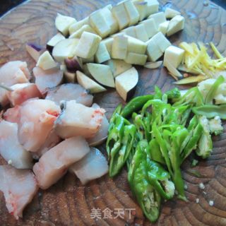 鲜茄子煮鱼的做法步骤：1