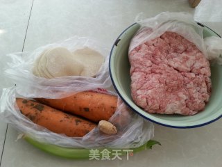 胡萝卜猪肉饺子的做法步骤：1