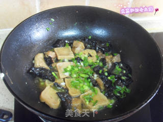 木耳豆干炖小排的做法步骤：3