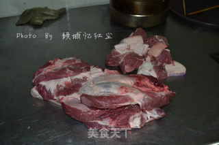 五香卤肉的做法步骤：1