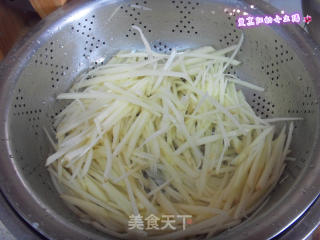 韭菜土豆丝的做法步骤：2