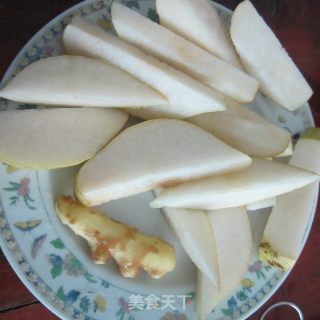 雪梨生姜冰糖汁的做法步骤：2