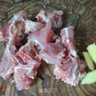 花生排骨汤的做法步骤：1