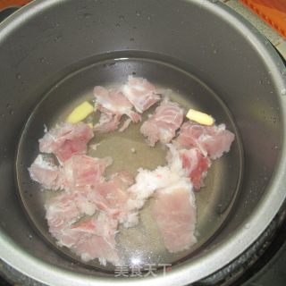 花生排骨汤的做法步骤：2