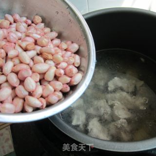 花生排骨汤的做法步骤：6