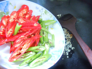 酱香味美---蒜香茄汁炒鱿鱼的做法步骤：5
