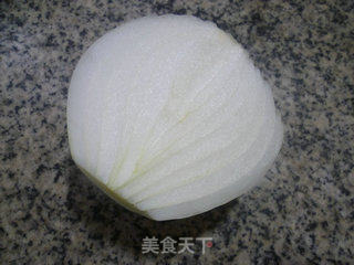 白洋葱炒黑木耳的做法步骤：1