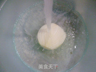 白洋葱炒黑木耳的做法步骤：3