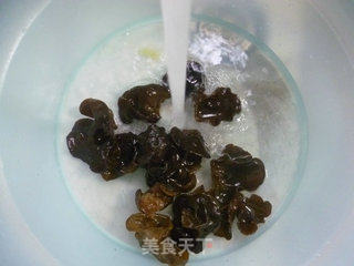 白洋葱炒黑木耳的做法步骤：5
