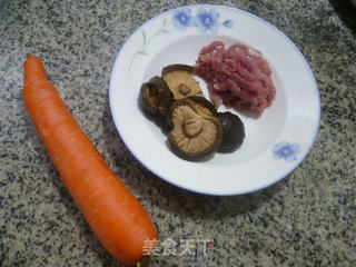 香菇里脊肉炒胡萝卜的做法步骤：1