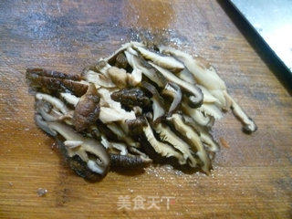 香菇里脊肉炒胡萝卜的做法步骤：4