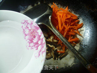 香菇里脊肉炒胡萝卜的做法步骤：8