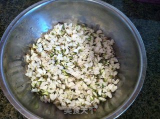 煎槐花饼的做法步骤：1