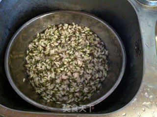 煎槐花饼的做法步骤：2