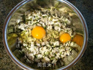 煎槐花饼的做法步骤：3