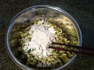 煎槐花饼的做法步骤：5