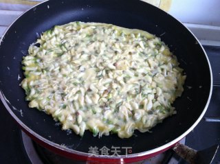 煎槐花饼的做法步骤：7