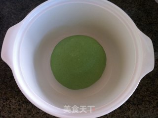 鸡蛋虾皮翡翠饺子的做法步骤：1