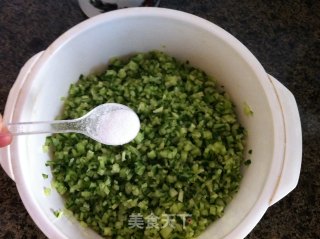 鸡蛋虾皮翡翠饺子的做法步骤：3