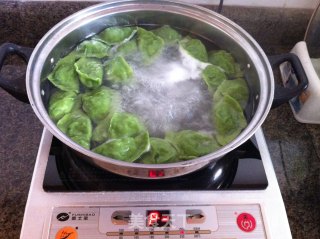 鸡蛋虾皮翡翠饺子的做法步骤：10