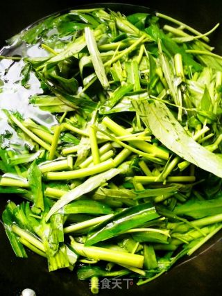 夏日激爽凉菜---炝空心菜的做法步骤：1