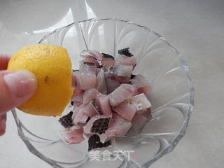 西兰花鱼丁沙拉的做法步骤：3