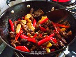 红尖椒炒临武鸭的做法步骤：2
