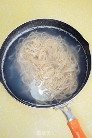 【解密舌尖美味】#家常#--火辣燃面的做法步骤：2