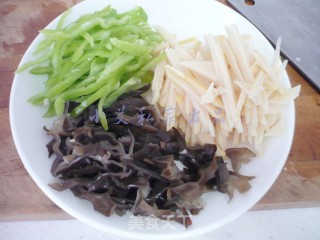鱼香肉丝的做法步骤：2