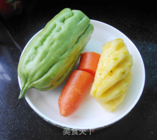 菠萝苦瓜汤的做法步骤：1