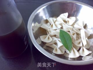 酸梅汤拌蝴蝶面的做法步骤：1