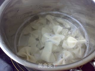 酸梅汤拌蝴蝶面的做法步骤：2
