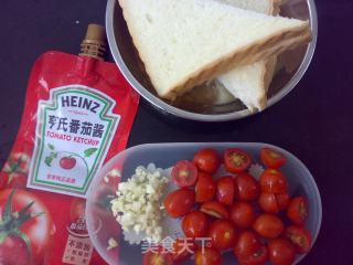 蒜茸茄酱拌吐司的做法步骤：1