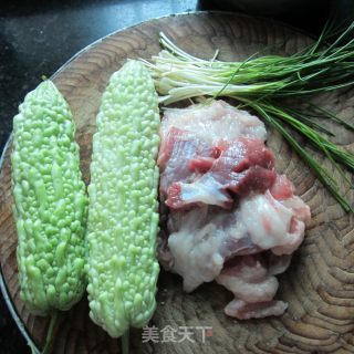 蒸苦瓜肉筒的做法步骤：1