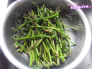 肉丝蕨菜的做法步骤：1