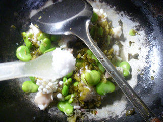 雪菜蚕豆炒乌贼的做法步骤：10