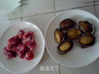 鲍鱼炖排骨的做法步骤：1